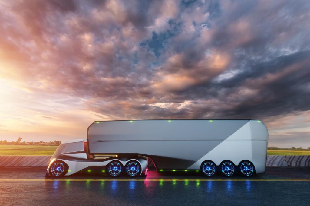 Nesta imagem, podemos ver um caminhão autônomo de transporte de carga em pleno funcionamento, representando as tendências em logística de transporte em 2023. A tecnologia avançada e a automação estão desempenhando um papel crucial na otimização de operações de transporte, tornando-as mais eficientes e ecológicas.